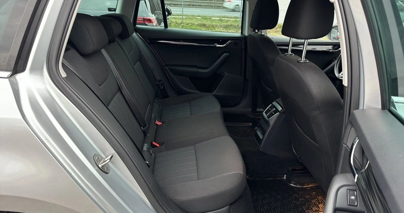 Skoda Octavia cena 72900 przebieg: 117269, rok produkcji 2019 z Łomianki małe 352